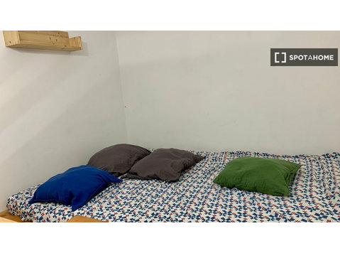 Room for rent in 3-bedroom apartment in Budapest - Til leje