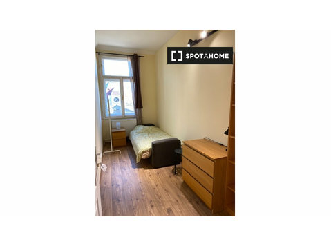Room for rent in 3-bedroom apartment in Budapest - Til leje