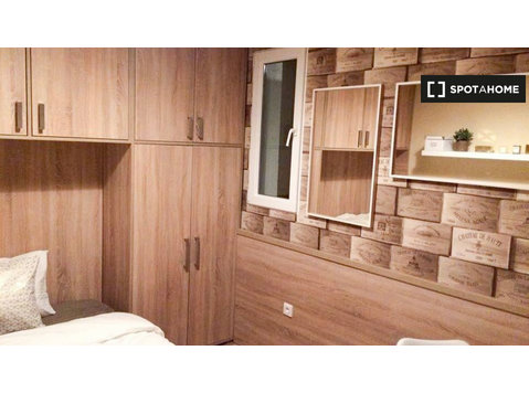Zimmer zu vermieten in 4-Zimmer-Wohnung in Budapest - Zu Vermieten