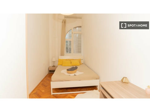 Room for rent in 4-bedroom apartment in Budapest - Izīrē