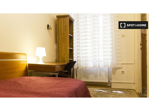 Room for rent in 4-bedroom apartment in Budapest - Izīrē