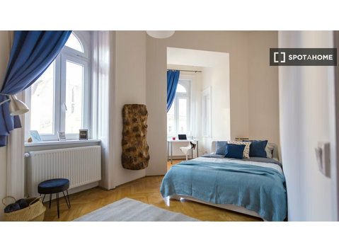 Room for rent in 5-bedroom apartment in Budapest - Izīrē