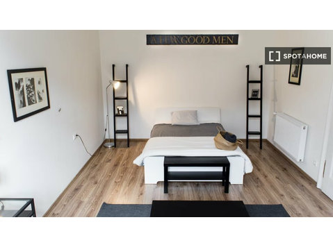 Budapeşte'de 5 yatak odalı dairede kiralık oda - Kiralık