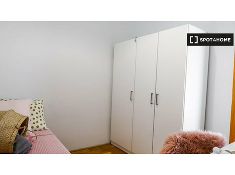 Room for rent in 5-bedroom apartment in Budapest - For Rent