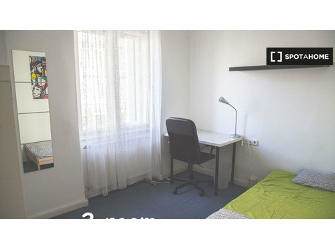 Budapeşte'de 6 yatak odalı dairede kiralık oda - Kiralık