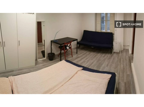 Budapeşte'de 9 yatak odalı dairede kiralık oda - Kiralık