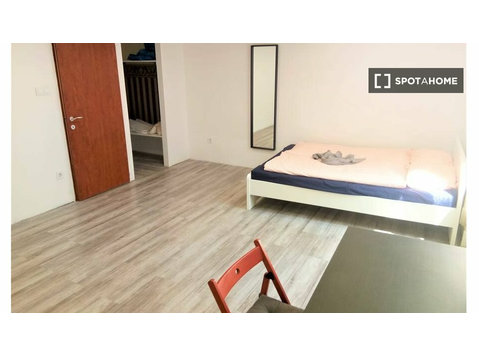 Zimmer zu vermieten in 9-Zimmer-Wohnung in Budapest - Zu Vermieten