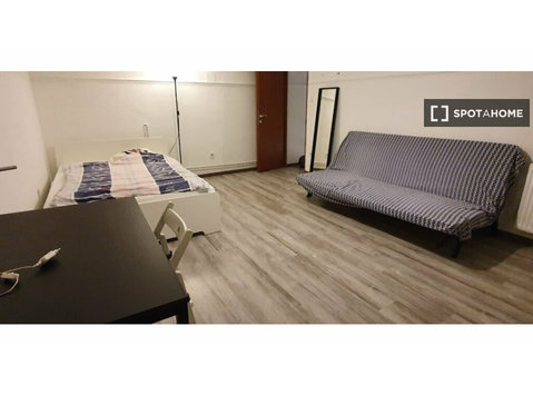 Zimmer zu vermieten in 9-Zimmer-Wohnung in Budapest - Zu Vermieten