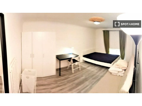 Alugo quarto em apartamento de 9 quartos em Budapeste - Aluguel