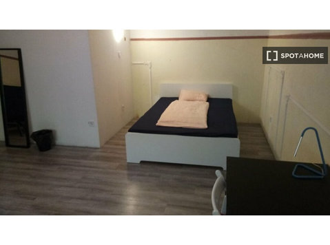 Budapeşte'de 9 yatak odalı dairede kiralık oda - Kiralık