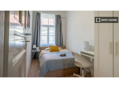 Room for rent in a 4-bedroom apartment in Budapest - Til leje