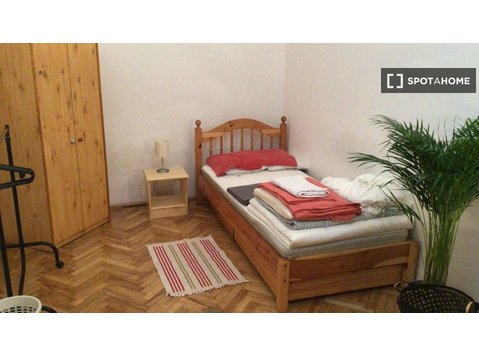Room for rent in a 4-bedroom apartment in Budapest - Annan üürile