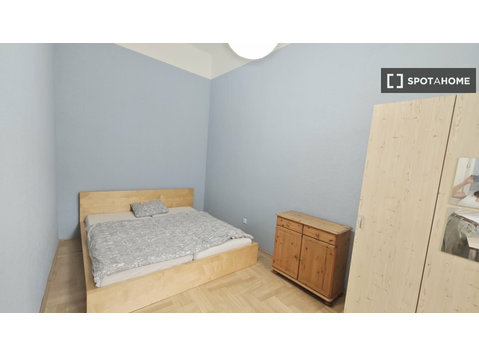 Budapeşte'de 4 yatak odalı bir dairede kiralık oda - Kiralık