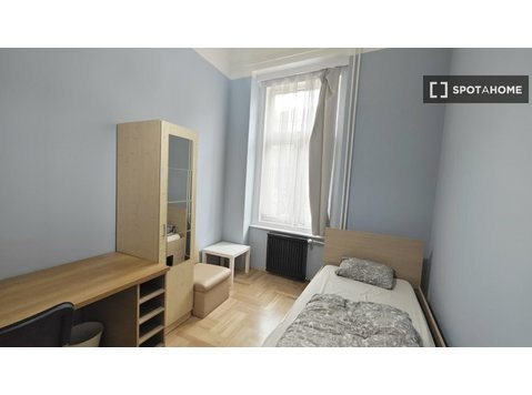 Budapeşte'de 4 yatak odalı bir dairede kiralık oda - Kiralık