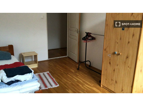 Room for rent in a 4-bedroom apartment in Budapest - Под Кирија