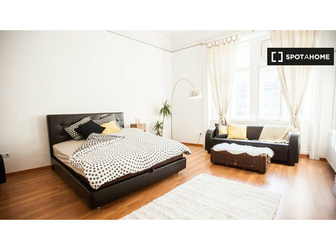 Chambre dans un appartement de 4 chambres à Terézváros,… - À louer