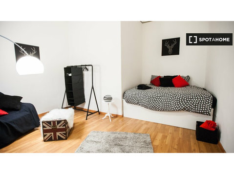 Room in 4-bedroom apartment in Terézváros, Budapest - کرائے کے لیۓ