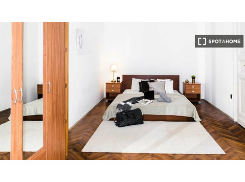 Room in 4-bedroom apartment to rent in Terézváros - کرائے کے لیۓ