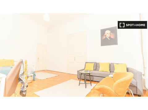 Zimmer in 5-Zimmer-Wohnung zu vermieten im Bezirk VII,… - Zu Vermieten