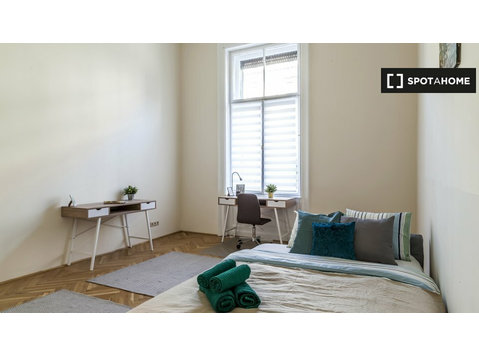 Rooms for rent in 4-bedroom apartment in Budapest - เพื่อให้เช่า