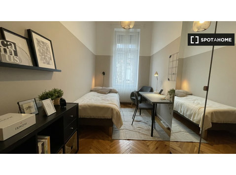 Rooms for rent in 4-bedroom apartment in Budapest - Kiadó