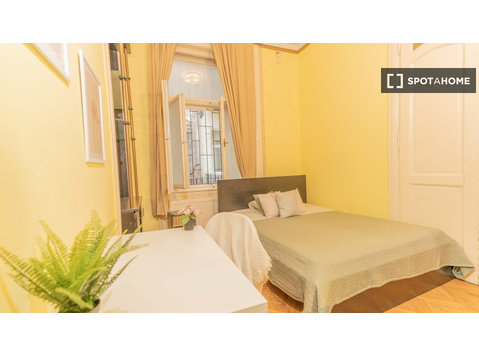 Budapeşte'de 4 yatak odalı bir dairede kiralık odalar - Kiralık