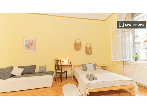 Rooms for rent in a 4-bedroom apartment in Budapest - For Rent