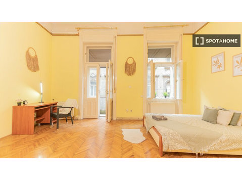 Rooms for rent in a 4-bedroom apartment in Budapest - Под наем