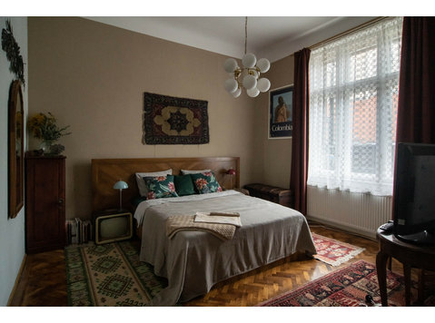Sunny flat in the center of Budapest - For Rent