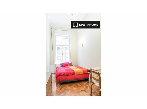 Se alquila habitación en apartamento de 4 dormitorios en… - Kiadó