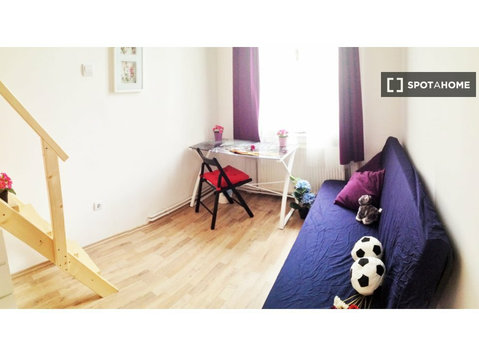 Zimmer zu vermieten in 7-Zimmer-Wohnung in Budapest - Zu Vermieten