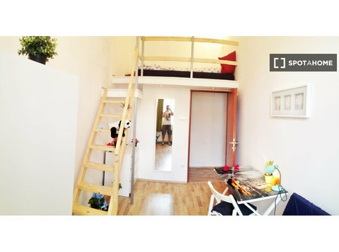 Se alquila habitación en apartamento de 7 dormitorios en… - Kiadó