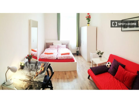 Budapeşte'de 7 yatak odalı dairede kiralık oda - Kiralık