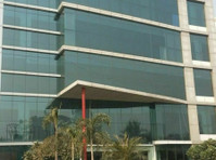 Available Office Space for Rent in Pinnacle Tower - Bureaux