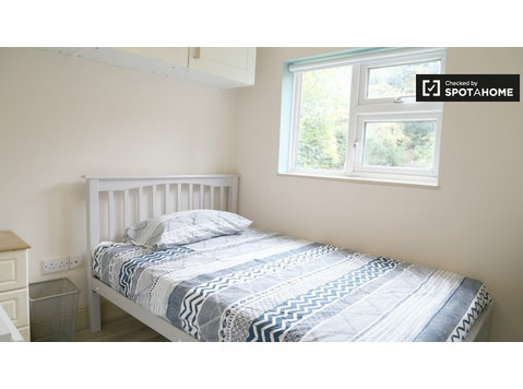 Attractive room to rent in 8-bedroom house in Stoneybatter - Til Leie