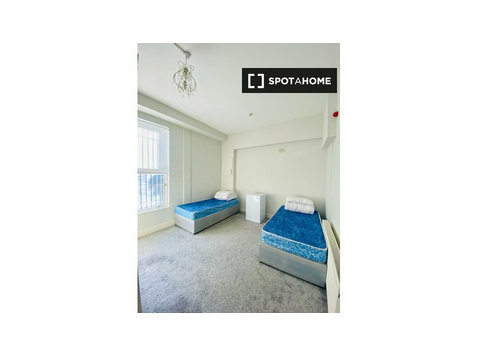 Bett zu vermieten in Haus mit 12 Schlafzimmern in North… - Zu Vermieten
