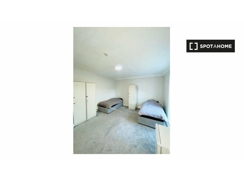 Cama para alugar em casa de 12 quartos em North Strand,… - Aluguel