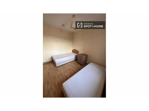 Bed for rent in 2-bedroom apartment in Dublin -  வாடகைக்கு 