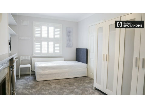 Bed for rent in 4-bedroom house, Stoneybatter, Dublin - De inchiriat