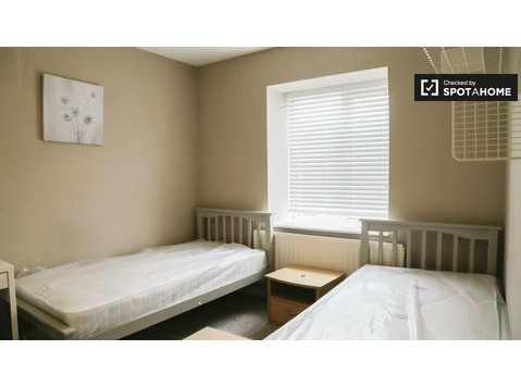 Łóżko do wynajęcia w 4-pokojowym domu w Stoneybatter, Dublin - Do wynajęcia