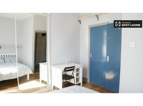 Bed for rent in 6-bedroom house in Phibsborough - Til leje