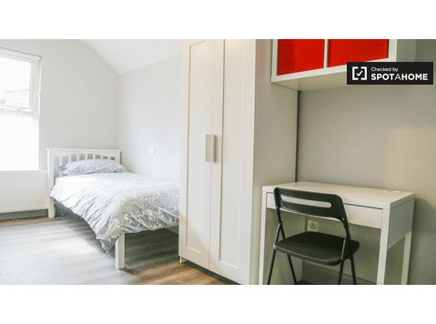 Łóżko do wynajęcia w domu z 6 sypialniami w Phibsborough - Do wynajęcia