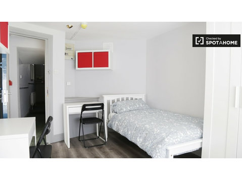 Łóżko do wynajęcia w domu z 6 sypialniami w Phibsborough - Do wynajęcia