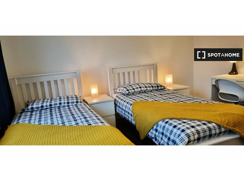 Łóżko do wynajęcia w 7-pokojowym mieszkaniu w Phibsborough… - Do wynajęcia