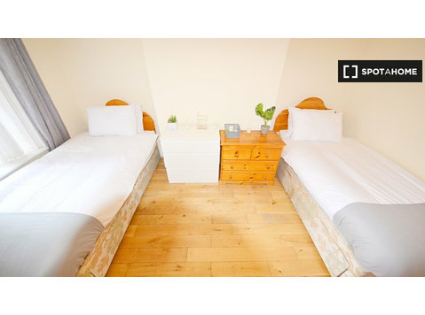 Bett zu vermieten im Mehrbettzimmer, 5-Zimmer-Haus,… - Zu Vermieten