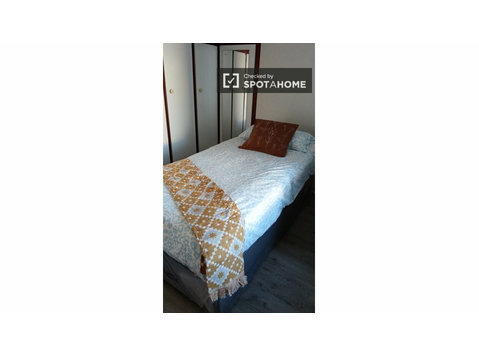 Bed in Room to rent in 8-bedroom house in Drumcondra, Dublin - Под Кирија
