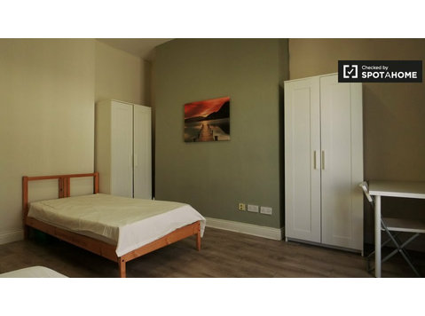 Cama em quarto compartilhado para alugar em Phibsborough,… - Aluguel