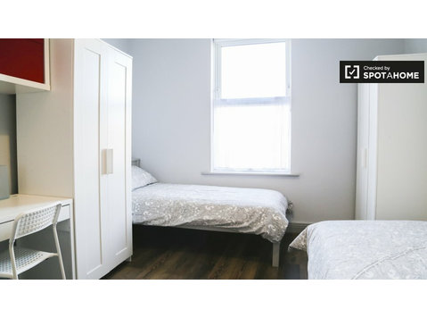 Bett in einem Dreibettzimmer in einem Haus mit 5… - Zu Vermieten