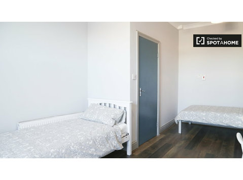 Bed in a triple room in a  5-bedroom house in Stoneybatter - Vuokralle