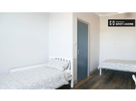 Bed in a triple room in a  5-bedroom house in Stoneybatter - השכרה